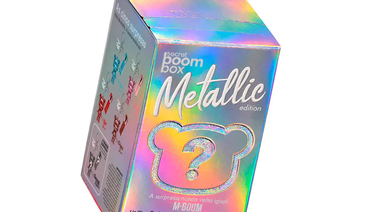 Caixa da Secret Boom Box Metallic Edition da MBOOM mostrando o acabamento metalizado e o conceito de blind box