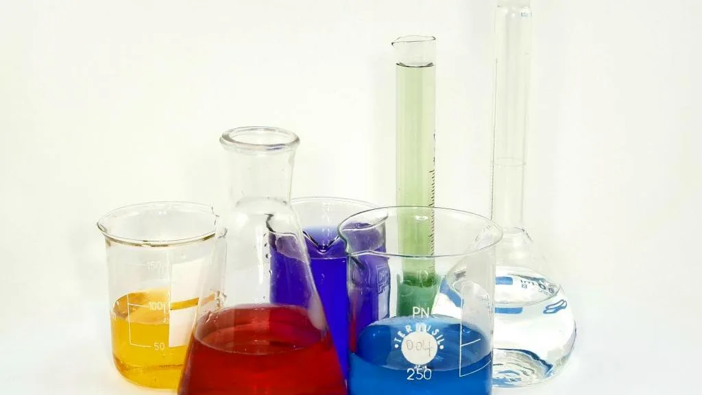 Vidrarias de laboratório com líquidos coloridos