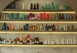 Produtos de beleza organizados em prateleiras iluminadas