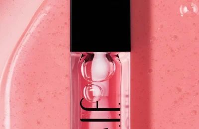 Produto da e.l.f. Cosmetics em composição promocional rosa