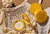 Produtos ELROEL em composição editorial de maquiagem e cuidados pessoais