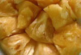 Pedaços de abacaxi fresco em um prato, imagem relacionada à bromelina usada em algumas fórmulas cosméticas