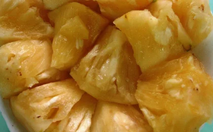 Pedaços de abacaxi fresco em um prato, imagem relacionada à bromelina usada em algumas fórmulas cosméticas