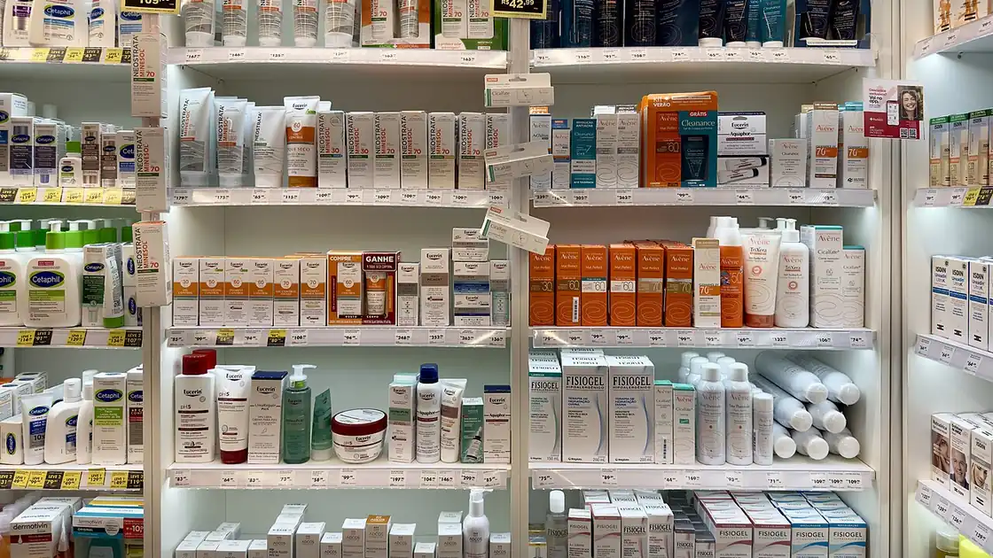 Gôndola de cosméticos em farmácia com produtos de cuidados faciais, imagem documental para orientar a leitura de rótulos
