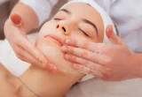 Profissional realiza atendimento facial em um serviço de estética