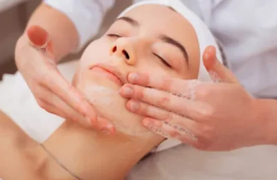 Profissional realiza atendimento facial em um serviço de estética