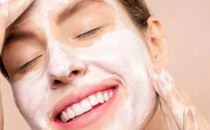 Pessoa aplicando produto de limpeza no rosto durante uma rotina de cuidados