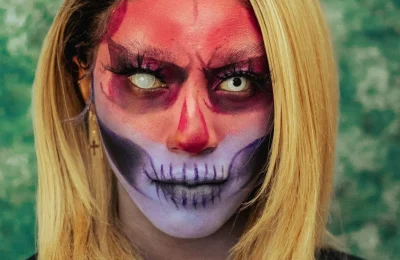 Pessoa com maquiagem de Halloween inspirada em uma caveira