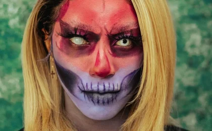 Pessoa com maquiagem de Halloween inspirada em uma caveira