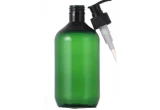 Frasco verde sem marca com pump, usado como referência visual de embalagem para condicionador