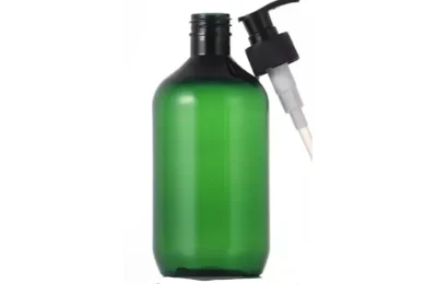 Frasco verde sem marca com pump, usado como referência visual de embalagem para condicionador