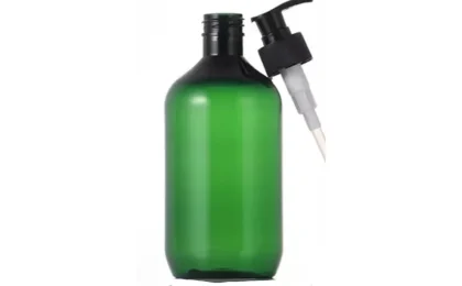 Frasco verde sem marca com pump, usado como referência visual de embalagem para condicionador