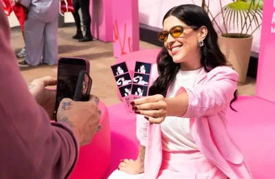 Experiência Beauty Land da Mary Kay com participante em espaço cor-de-rosa da campanha Beauty Is More Beautiful Shared