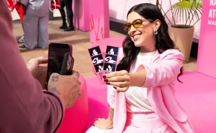 Experiência Beauty Land da Mary Kay com participante em espaço cor-de-rosa da campanha Beauty Is More Beautiful Shared