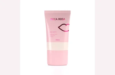 Base Líquida Boca Rosa em embalagem rosa, produto com FPS 30 informado pela marca