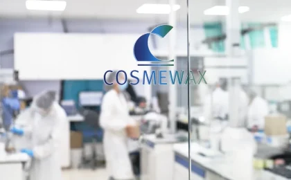 Interior de laboratório de cosméticos com profissionais ao fundo