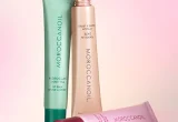 Linha de balms labiais Moroccanoil nas versões Moroccan Mint Tea, Berry Pomegranate e Vanilla Date.