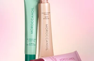 Linha de balms labiais Moroccanoil nas versões Moroccan Mint Tea, Berry Pomegranate e Vanilla Date.