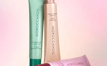 Linha de balms labiais Moroccanoil nas versões Moroccan Mint Tea, Berry Pomegranate e Vanilla Date.
