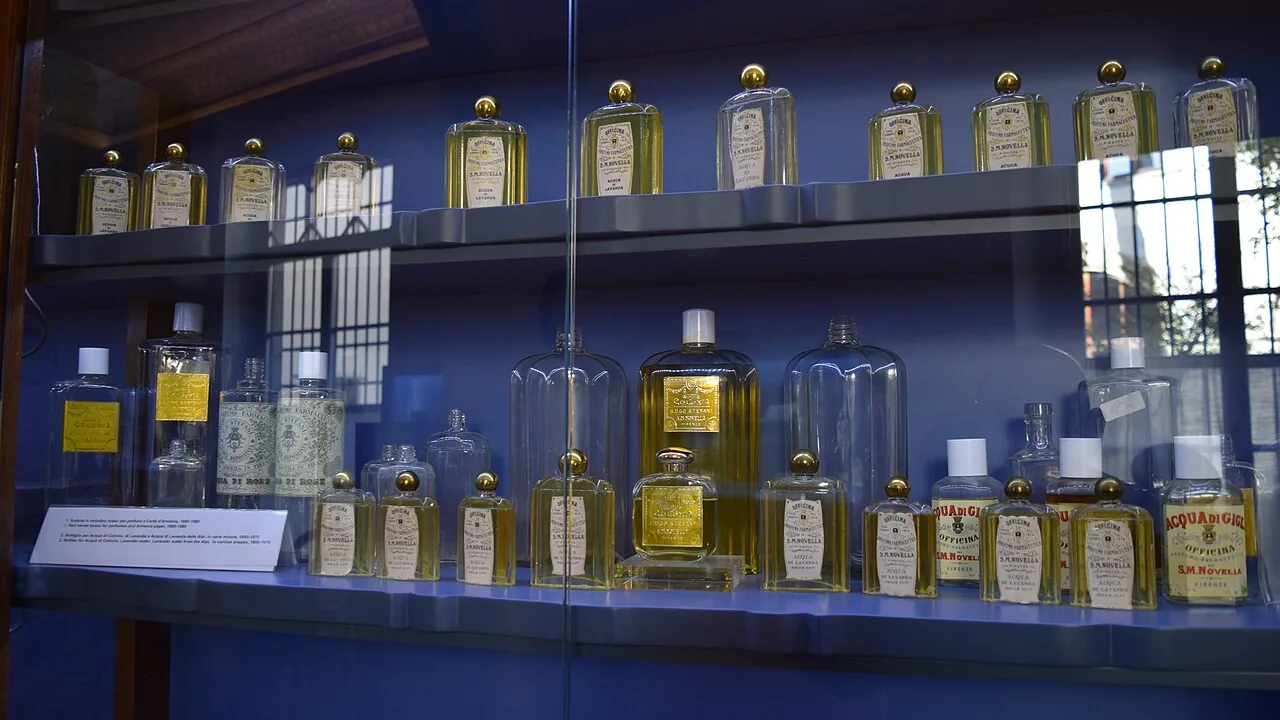 Frascos cosméticos expostos em uma vitrine histórica