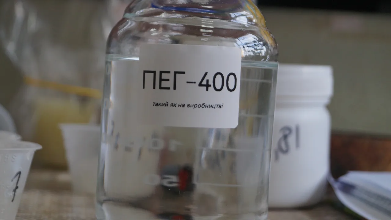 Frasco de PEG-400 em ambiente de laboratório; imagem ilustrativa sobre insumos cosméticos