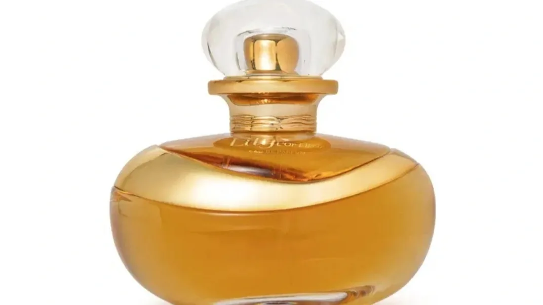 Frasco dourado do Lily L’Or Elixir Eau de Parfum sobre fundo branco