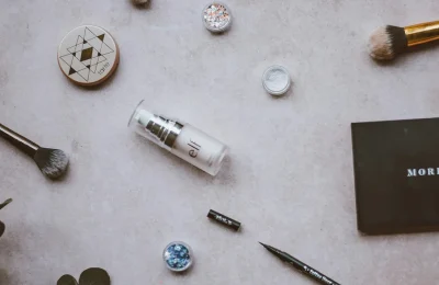 Paleta, pincéis e produtos de maquiagem sobre uma superfície clara