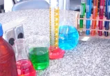 Vidrarias de laboratório usadas como imagem de apoio para explicar cosméticos sem água