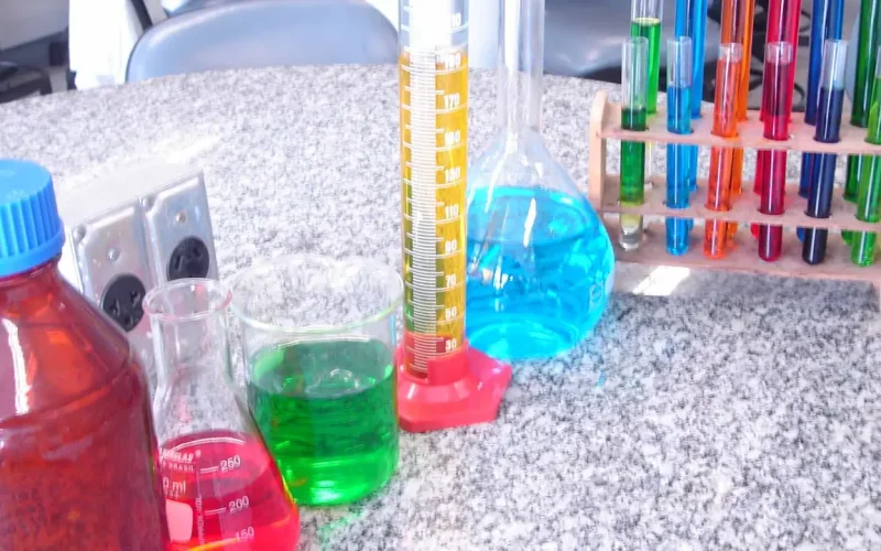Vidrarias de laboratório usadas como imagem de apoio para explicar cosméticos sem água
