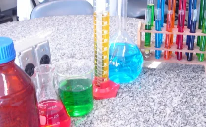 Vidrarias coloridas em um laboratório usadas para representar pesquisa e formulação de cosméticos