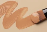 Pincel aplica base líquida em uma superfície, imagem usada pela Anvisa na notícia sobre o sandbox de cosméticos personalizados