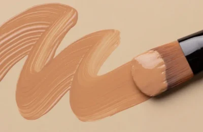 Pincel aplica base líquida em uma superfície, imagem usada pela Anvisa na notícia sobre o sandbox de cosméticos personalizados