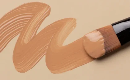 Pincel aplica base líquida em uma superfície, imagem usada pela Anvisa na notícia sobre o sandbox de cosméticos personalizados