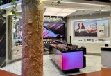 Interior da primeira boutique da YSL Beauty no Brasil, em São Paulo