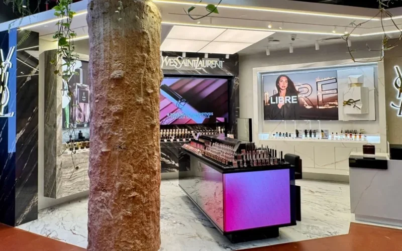 Interior da primeira boutique da YSL Beauty no Brasil, em São Paulo